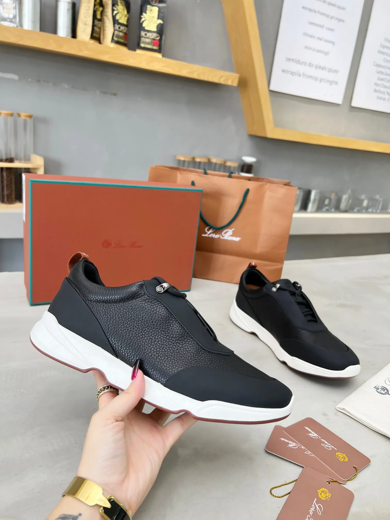 Men's shoes 💰660 🧚‍♂️Loro Piana*👉Top genuine grade👉Buy the original 1:1 copy💯💯💯 Founded the existing Loro Piana company on April 24, 1924. It is now the sixth generation of family business, providing top-quality products to customers who are discerning about taste and quality. ❤️ Imported silk calfskin and South Korean natural cowhide. The interior is made of imported A-grade water-dyed cowhide. 💯💯💯 Original molded base. 💯Authentic packaging code number: 39-46